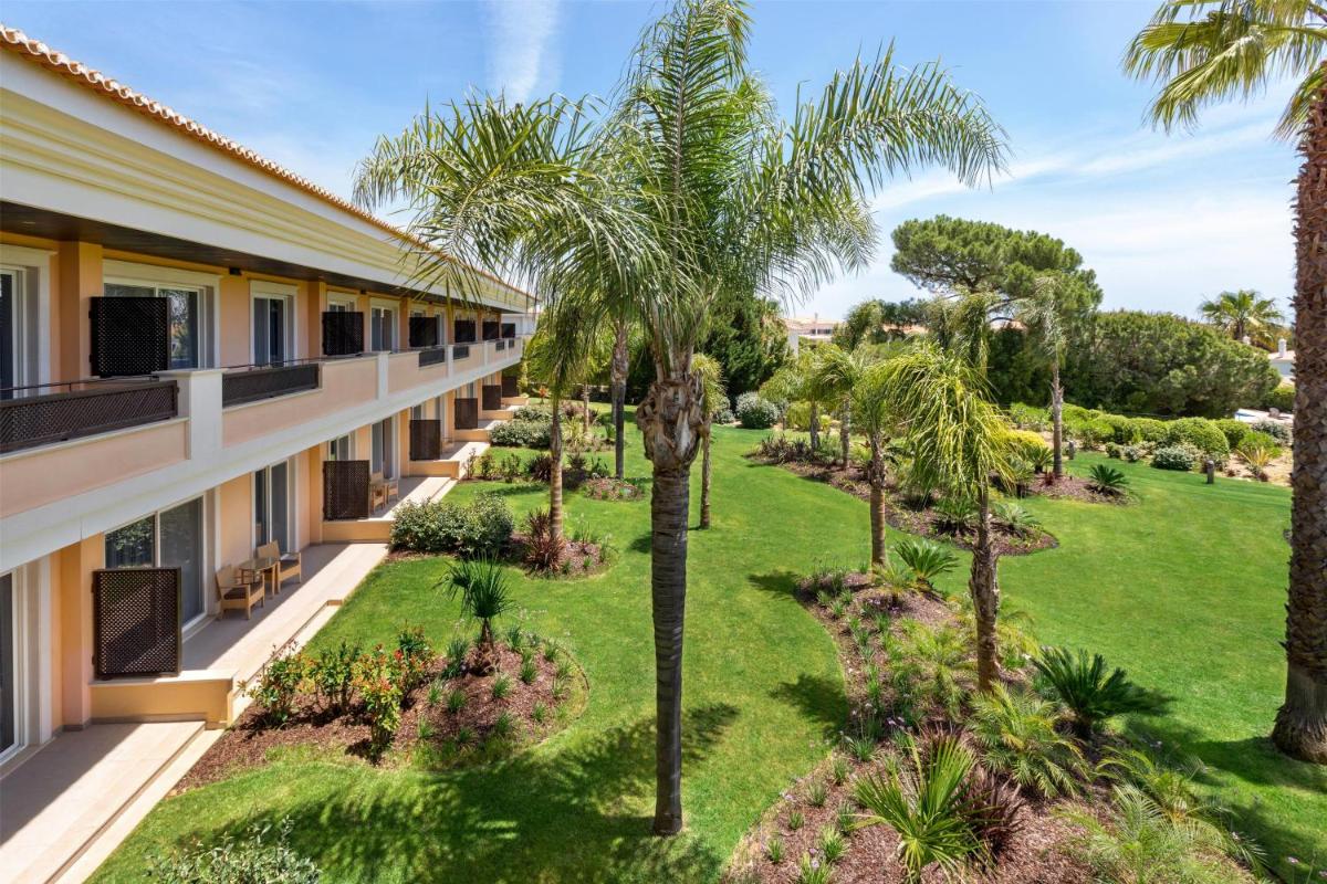 Um jardim no exterior de Wyndham Grand Algarve