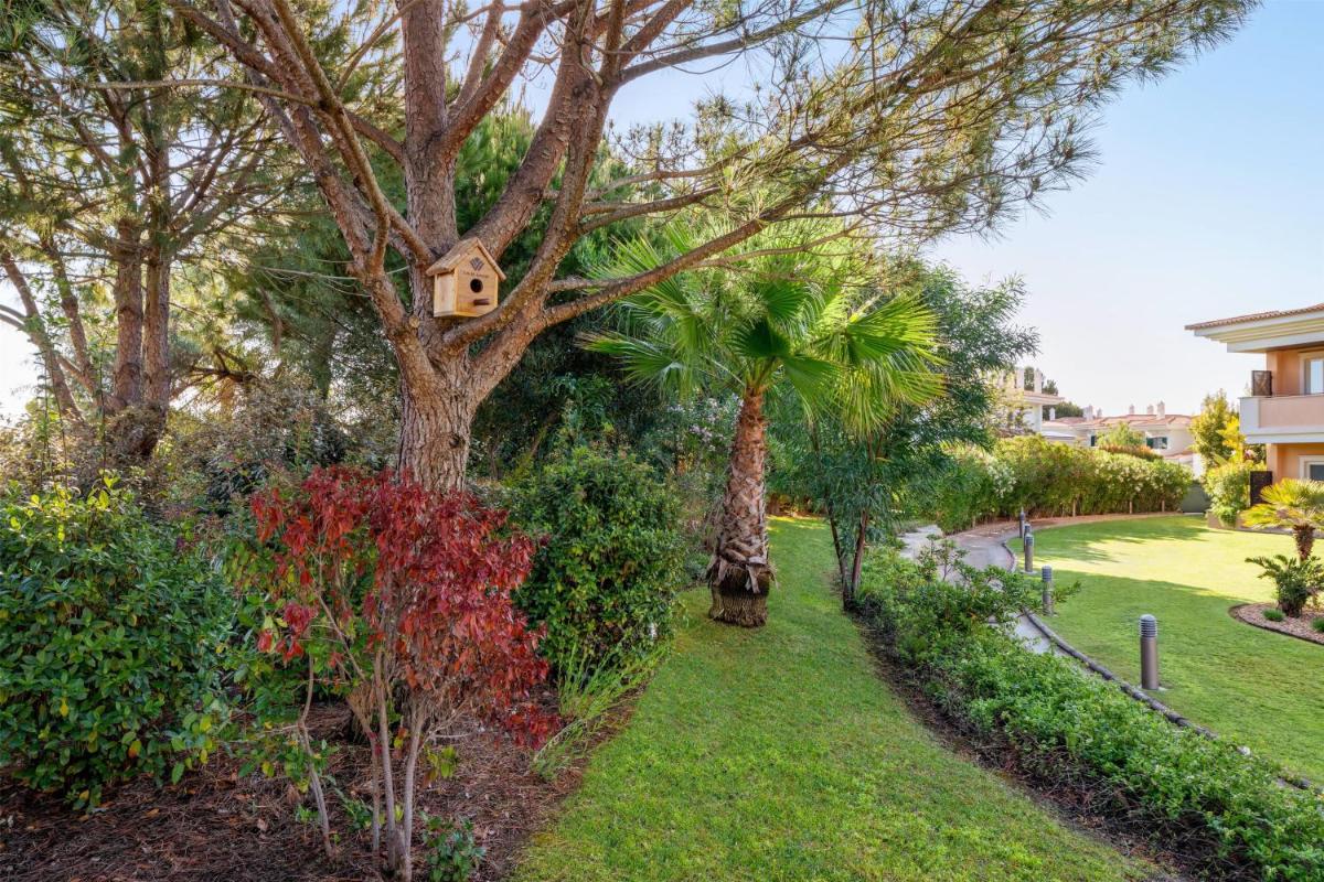 Um jardim no exterior de Wyndham Grand Algarve