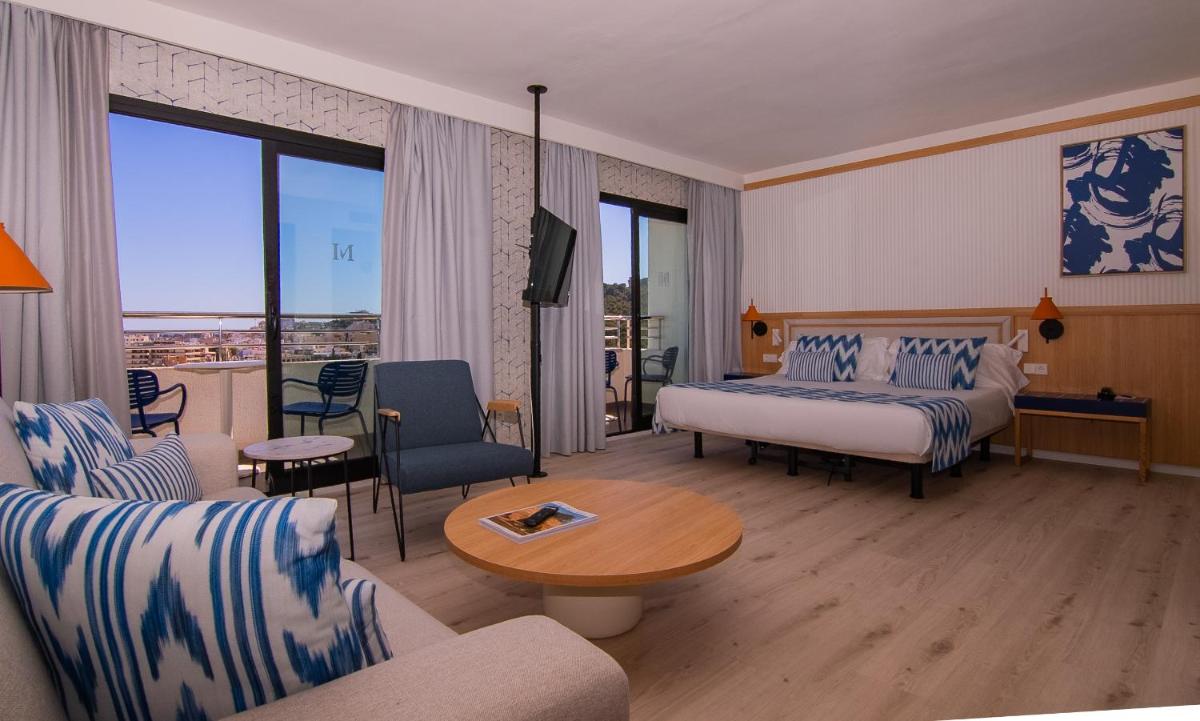 una habitación de hotel con una cama y una mesa en Isla Mallorca & Spa, en Palma de Mallorca