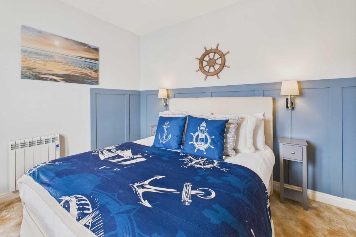 Host & Stay - Starboard Bow - Housity