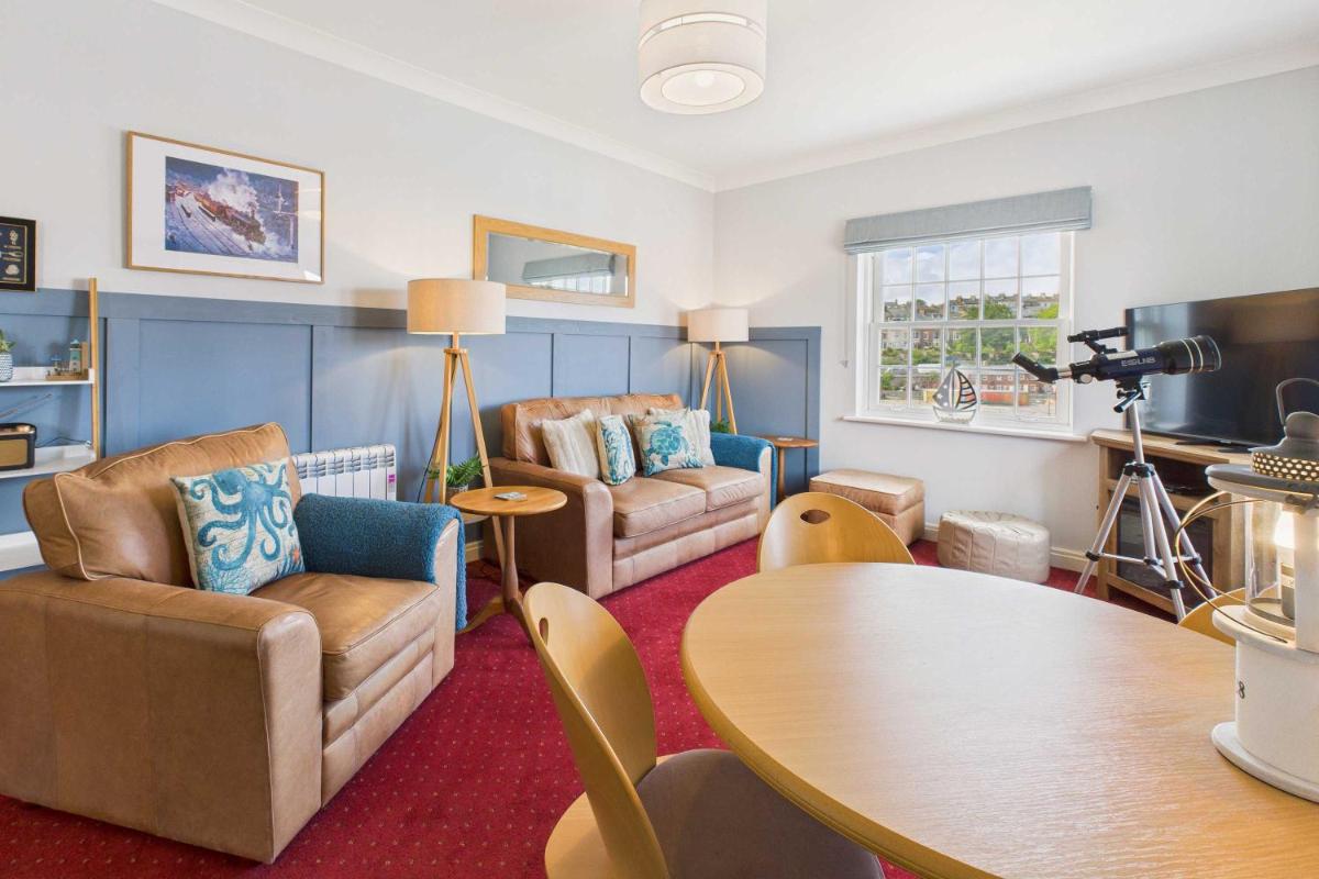 Host & Stay - Starboard Bow - Housity