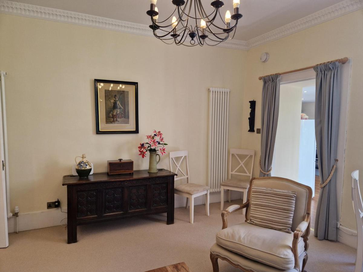 JOIVY Gorgeous Georgian Flat in New Town - Hizvo