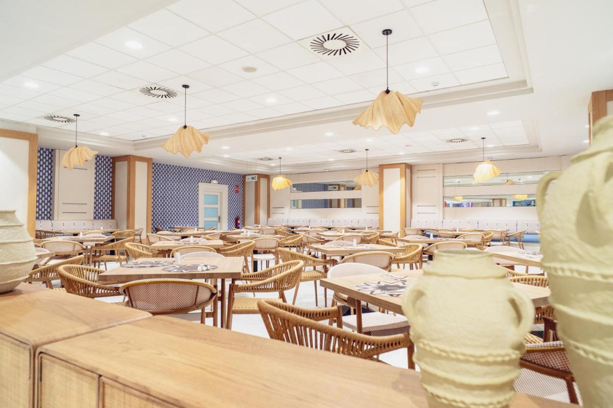 Un restaurante o sitio para comer en Holiday Premium Resort