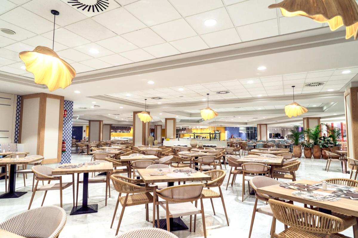 Un restaurante o sitio para comer en Holiday Premium Resort