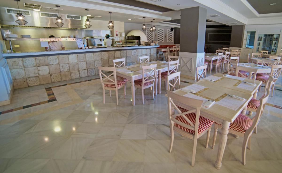 Un restaurante o sitio para comer en Holiday Premium Resort