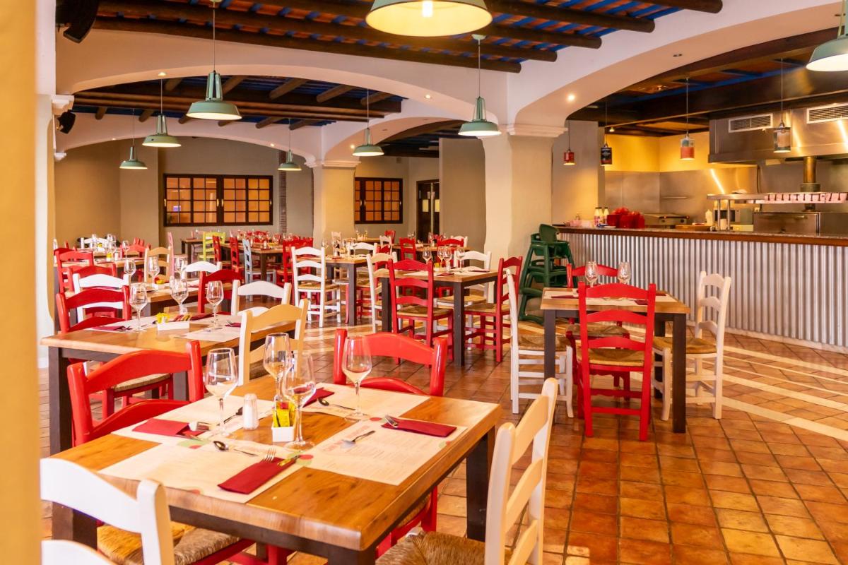 Un restaurante o sitio para comer en Holiday Premium Resort