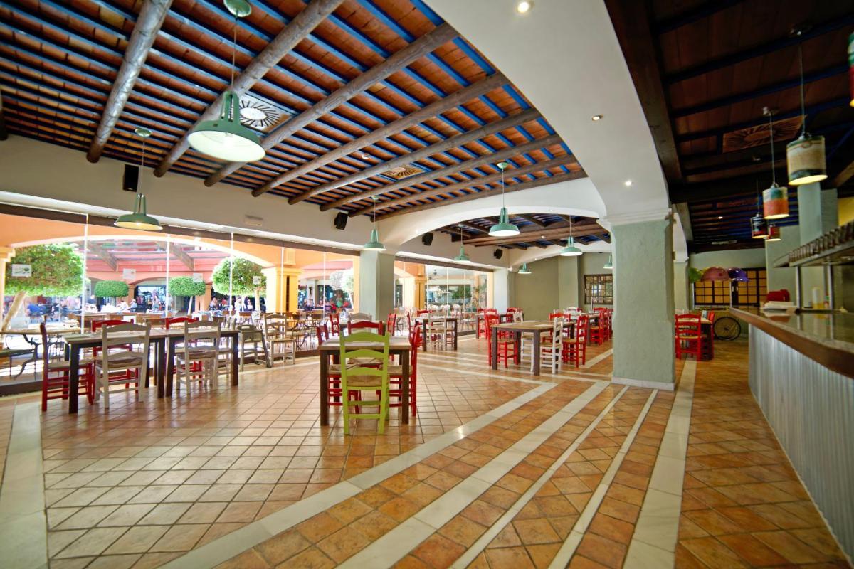 Un restaurante o sitio para comer en Holiday Premium Resort