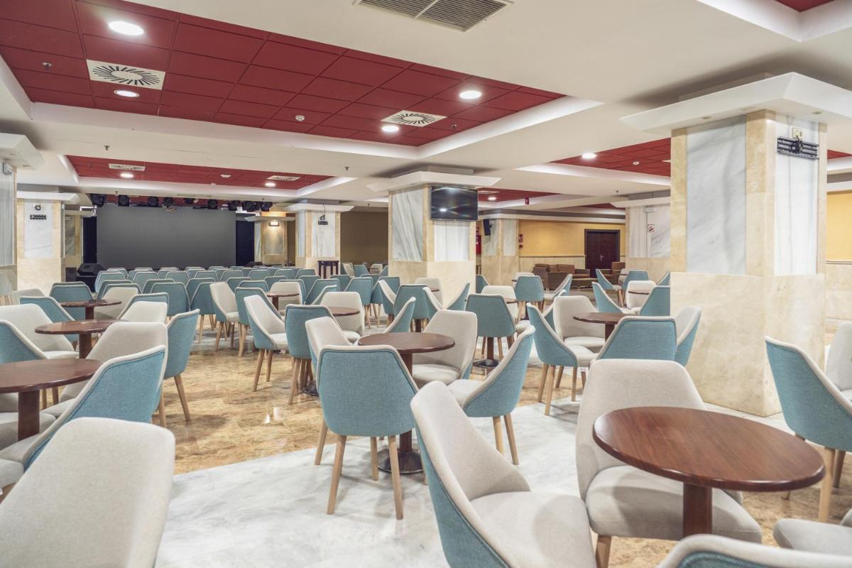 Habitación con sillas, mesas y pantalla de proyección en Holiday Premium Resort, en Benalmádena 51 fotos más