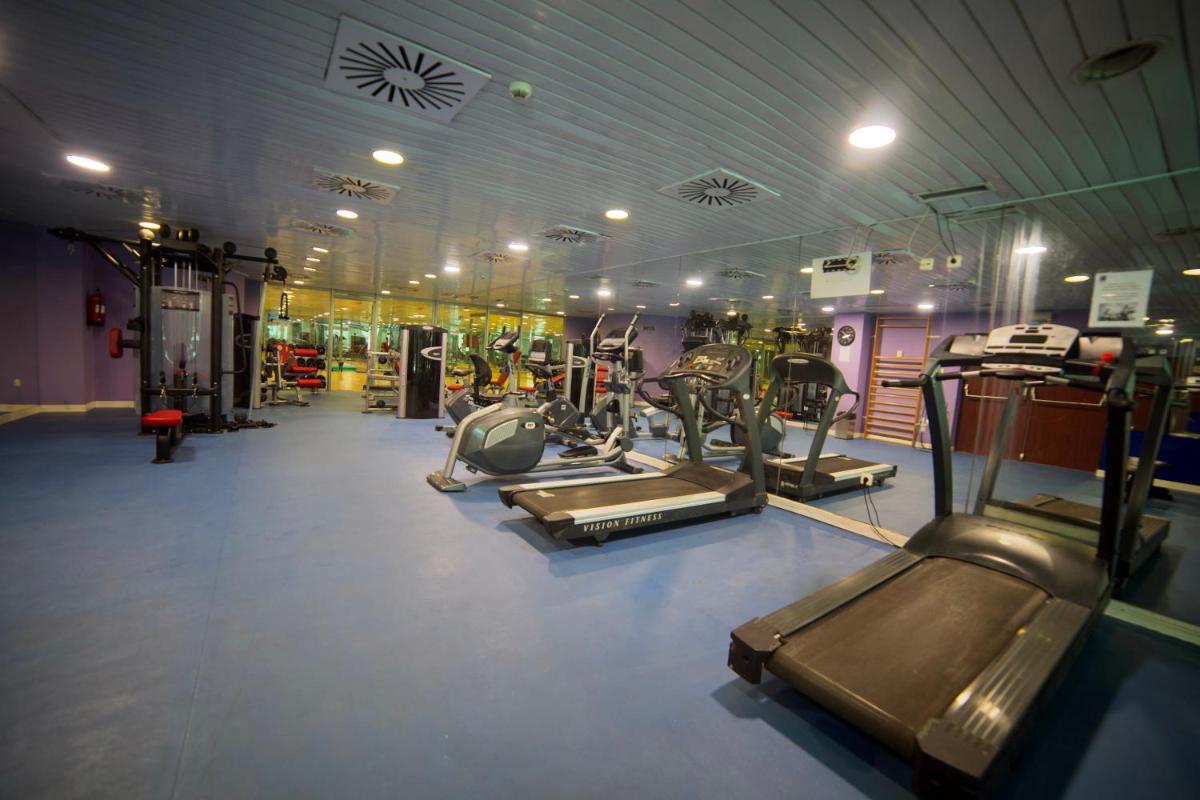un gimnasio con varias cintas de correr y máquinas en Holiday Premium Resort, en Benalmádena