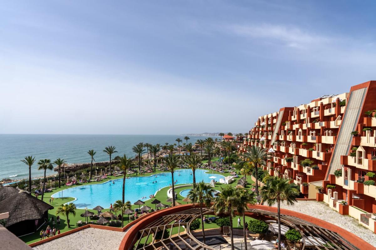 una vista aérea del hotel y el océano en Holiday Premium Resort, en Benalmádena