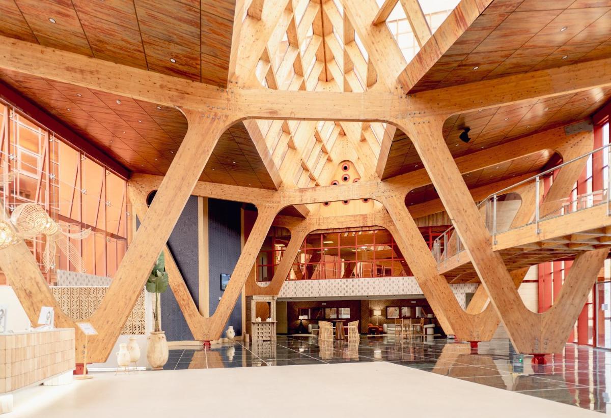 Un restaurante o sitio para comer en Holiday Premium Resort