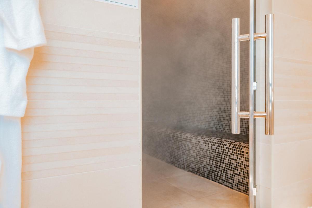 Salle de bains dans l'établissement Hôtel Édenia - Spa Estime&Sens