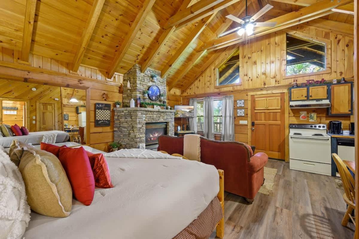 Do Not Disturb - Pigeon Forge Smoky Mountain Studio Cabin, Hot Tub, Fireplace - Housity