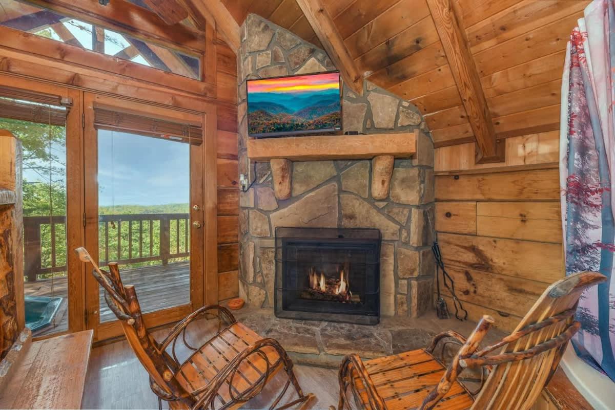 Cute Studio Cabin! Views! Private. Hot Tub. Relax! - Housity
