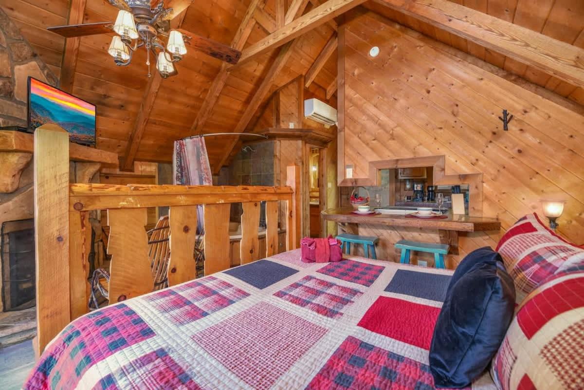 Cute Studio Cabin! Views! Private. Hot Tub. Relax! - Housity