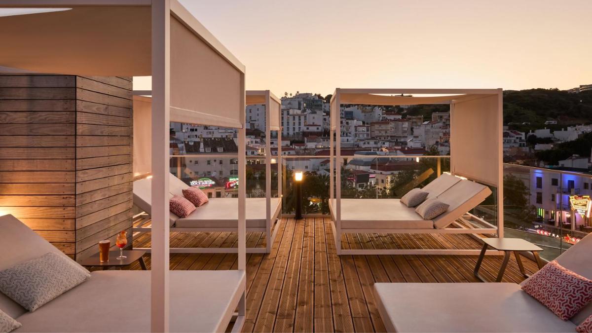 Uma área de estar em Hotel Indigo Albufeira by IHG