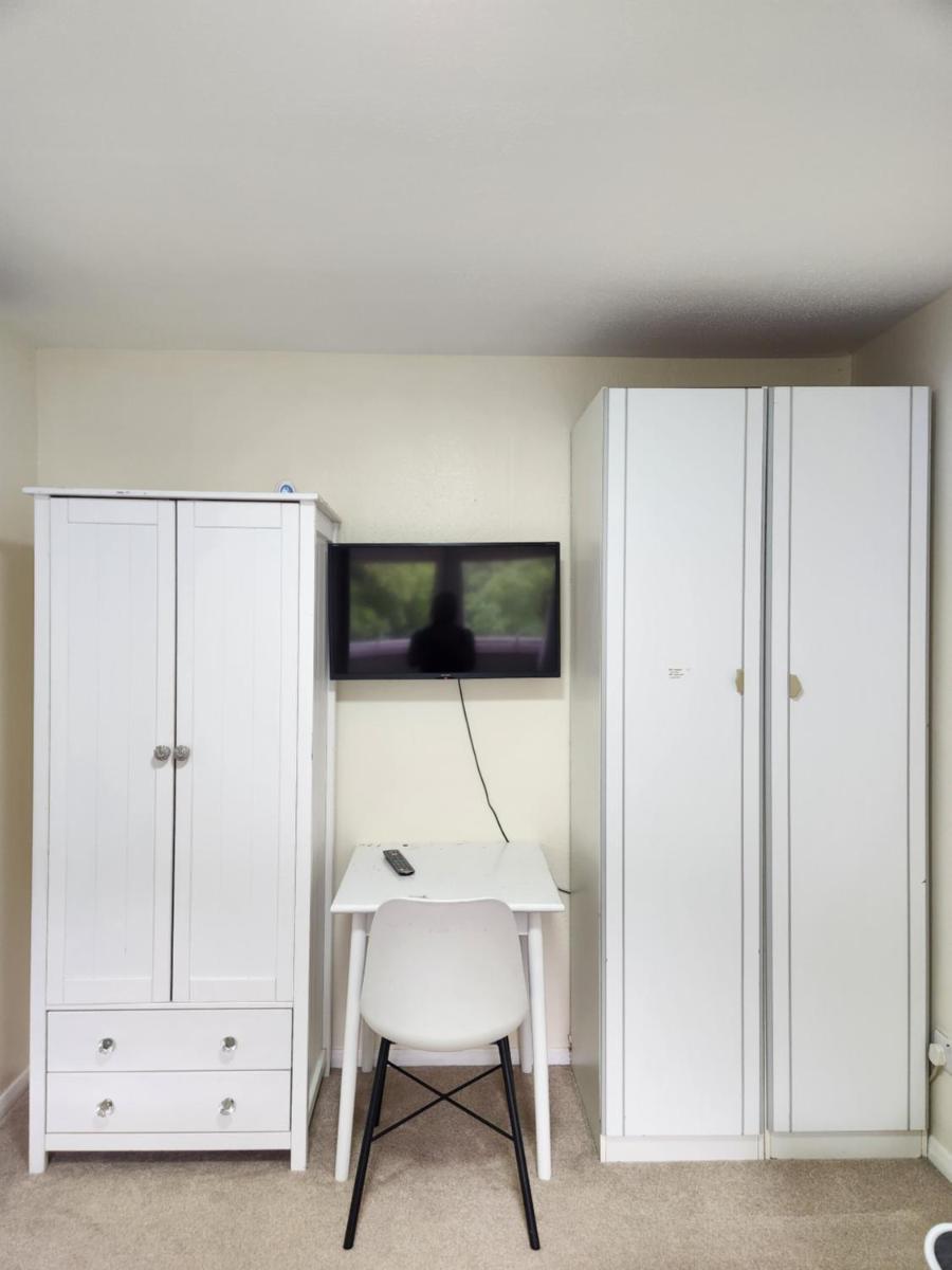 Room in Crawley/Gatwick/West Sussex - Housity