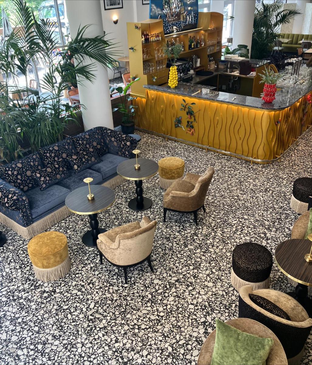 - un hall avec des tables, des chaises et un canapé dans l'établissement Dali Hôtel Montauban, à Montauban