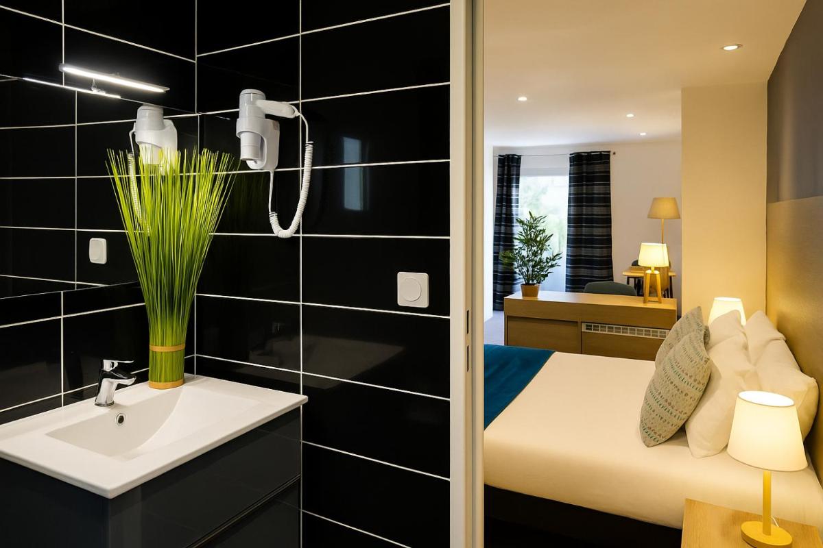 une chambre d'hôtel avec un lit et un lavabo dans l'établissement Hotel & Spa Gil de France Cap d'Agde, au Cap d'Agde