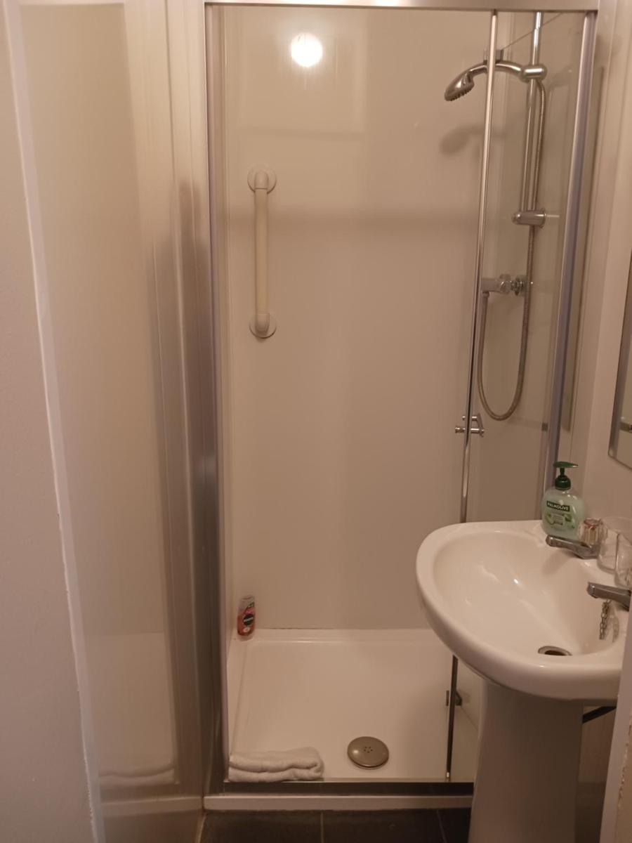 Valley Lodge Room Only Guest House - Housity