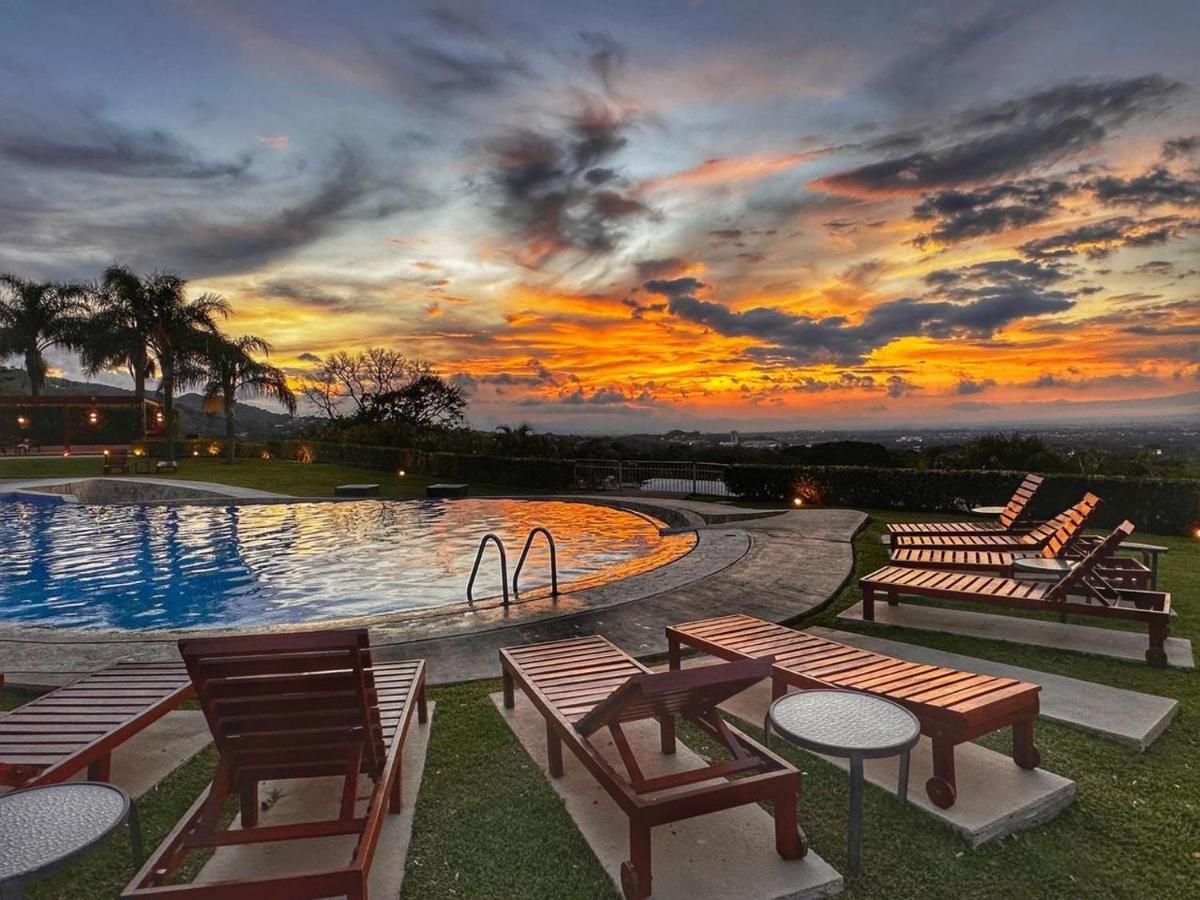 CR MARIPOSA RENTALS Cozy Retreat with Pool,Tennis,Gym,Free WiFi - Housity