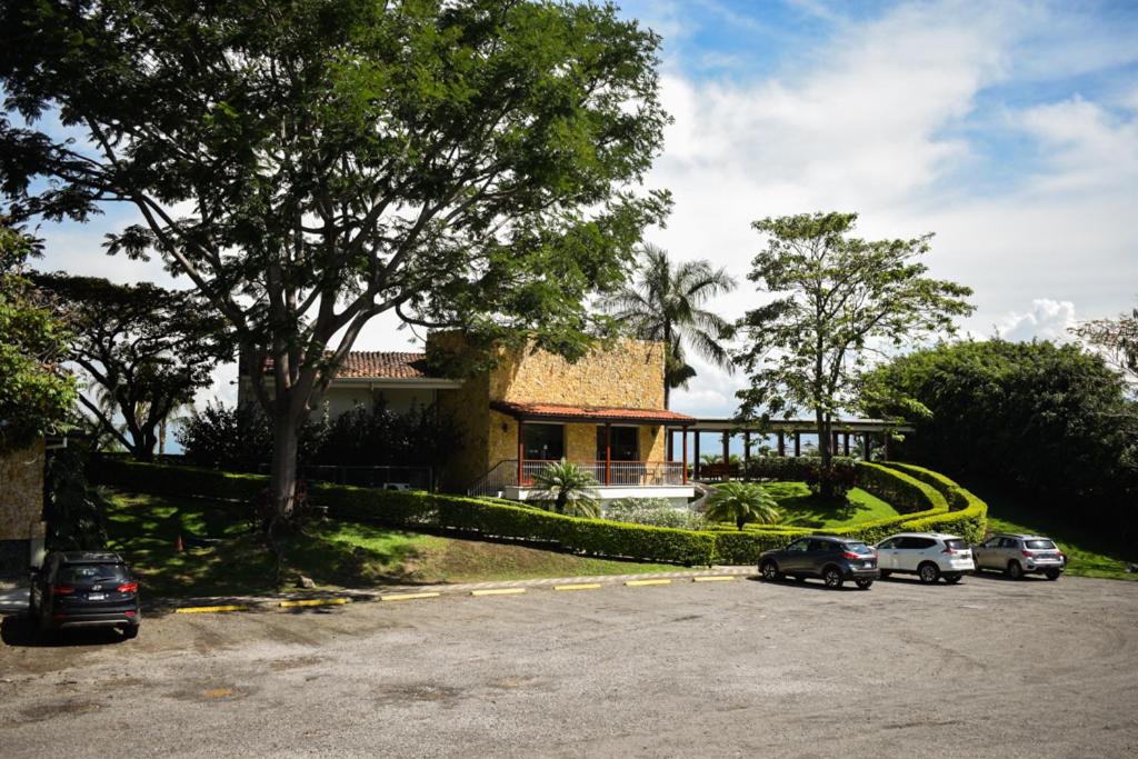 COSTA RICA, Apartamento en condominio Avalon Country Club,Santa Ana, terraza,balcon, restaurante, piscina, tenis,gimnasio - Housity