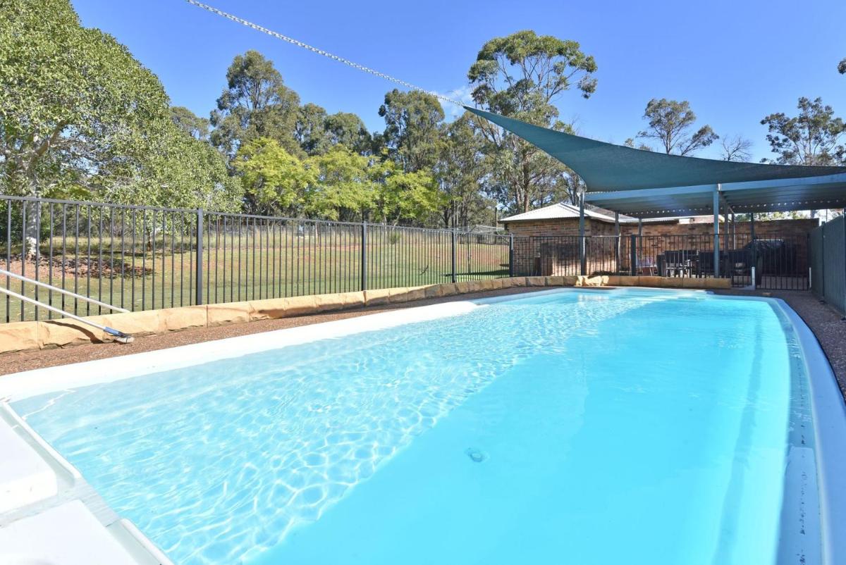 Blaxlands Homestead with Hot Tub walk to Concerts, Weddings and Wineries - Housity
