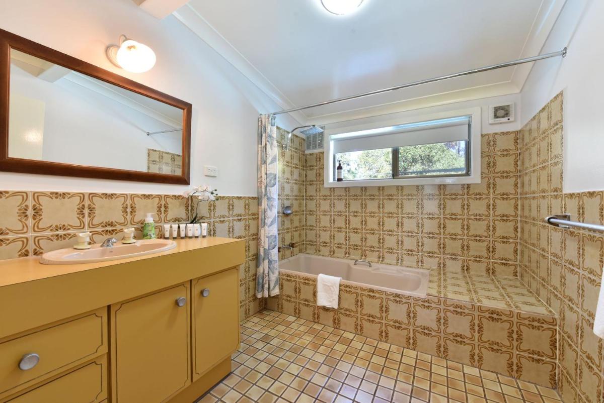 Blaxlands Homestead with Hot Tub walk to Concerts, Weddings and Wineries - Housity