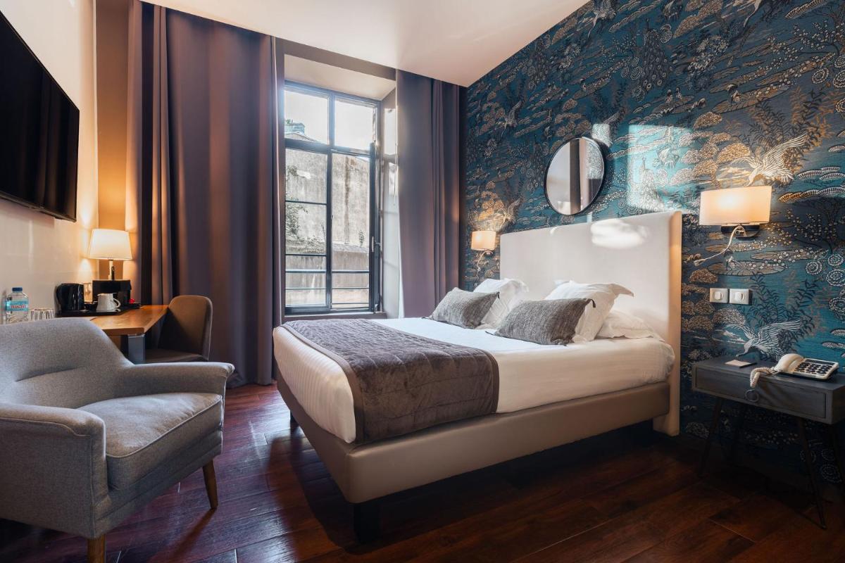 une chambre avec un lit, une chaise et une fenêtre dans l'établissement Edgar Hôtel & Spa - Table Gastronomique, à Saint-Brieuc 42 autres photos