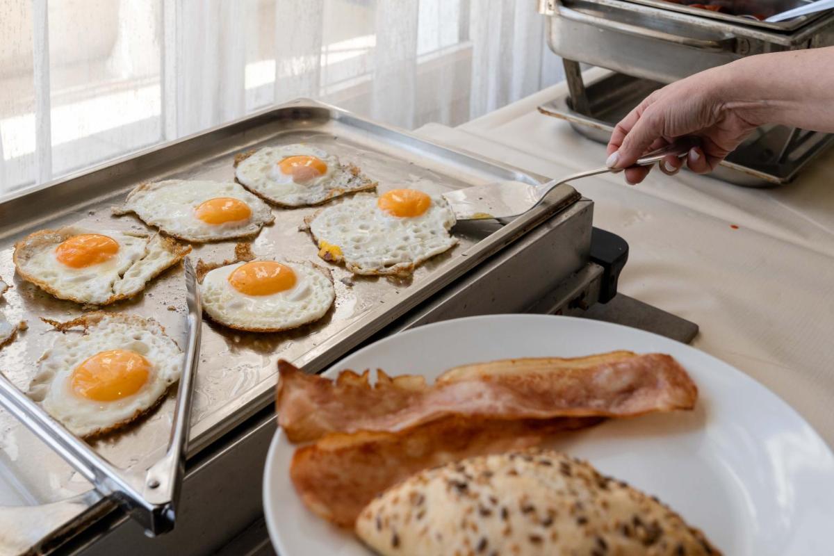 Comida en o cerca de este hotel