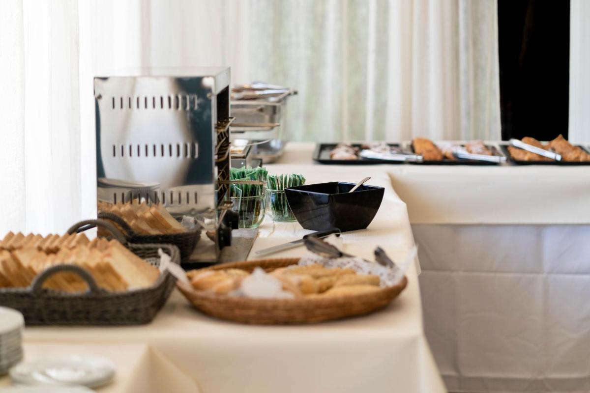 Comida en o cerca de este hotel