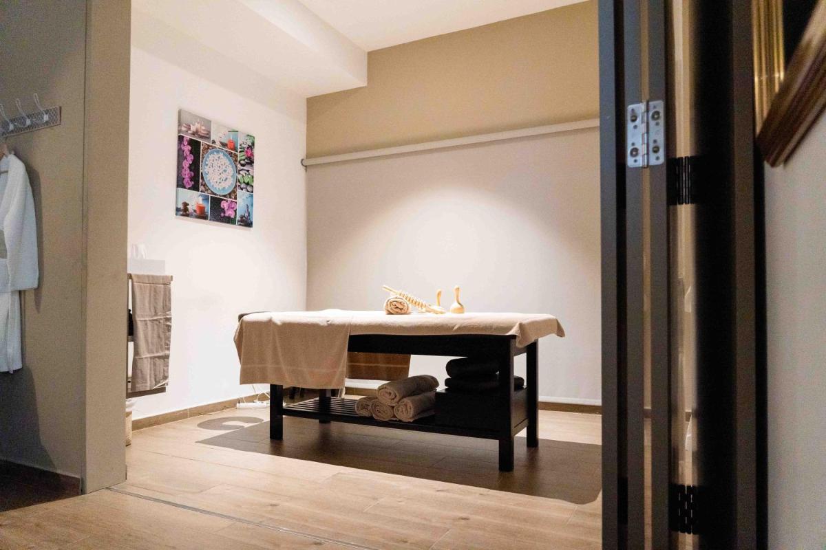 Un vestidor con una mesa y un lavabo. en Hotel Planas, en Salou