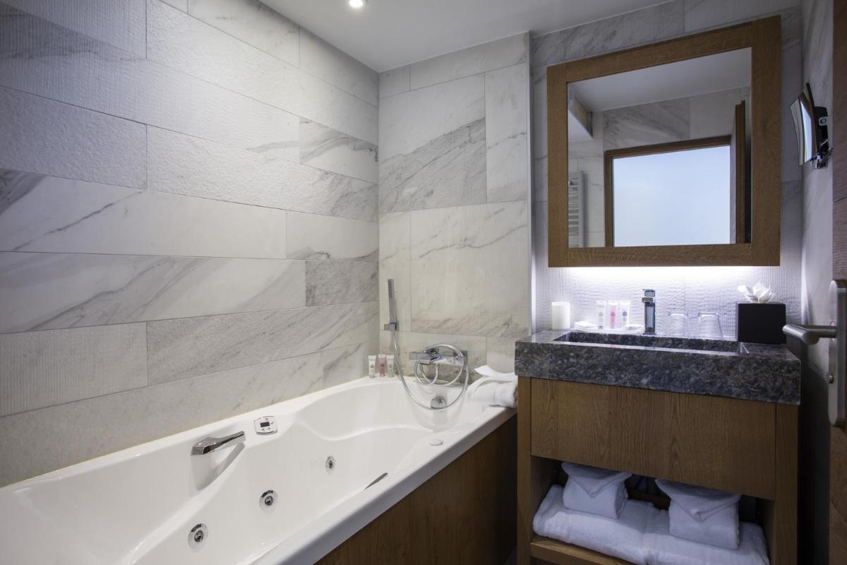 Salle de bains dans l'établissement Hôtel Alparena & Spa - 4 étoiles
