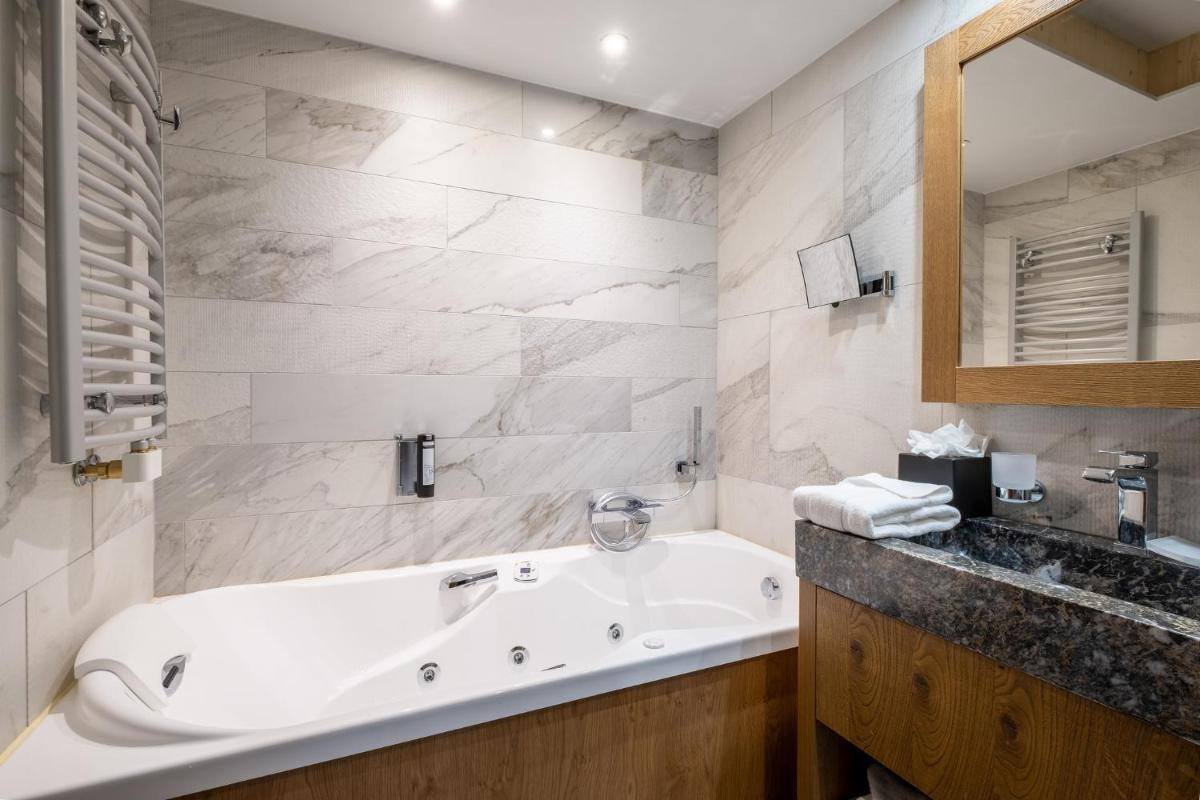 Salle de bains dans l'établissement Hôtel Alparena & Spa - 4 étoiles