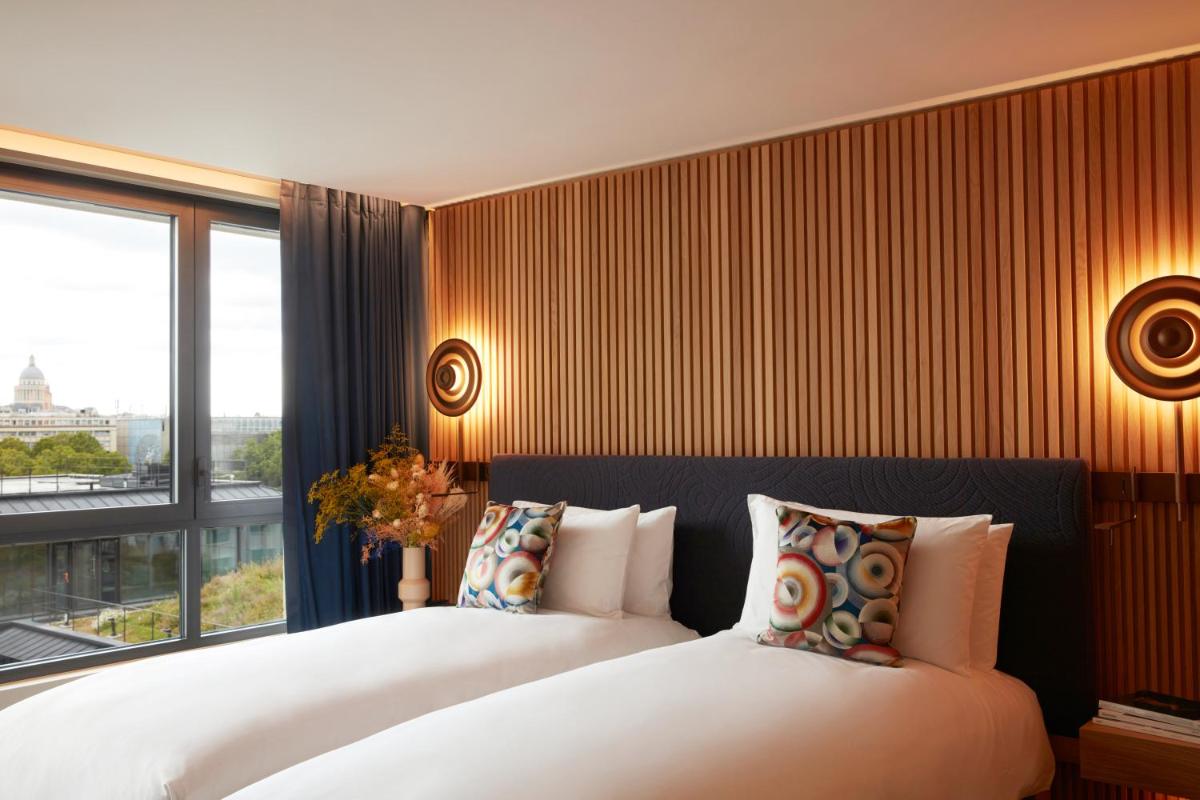 Un ou plusieurs lits dans un hébergement de l'établissement SO/ Paris Hotel