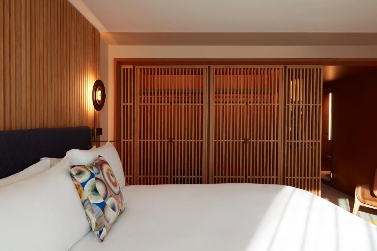 Un ou plusieurs lits dans un hébergement de l'établissement SO/ Paris Hotel