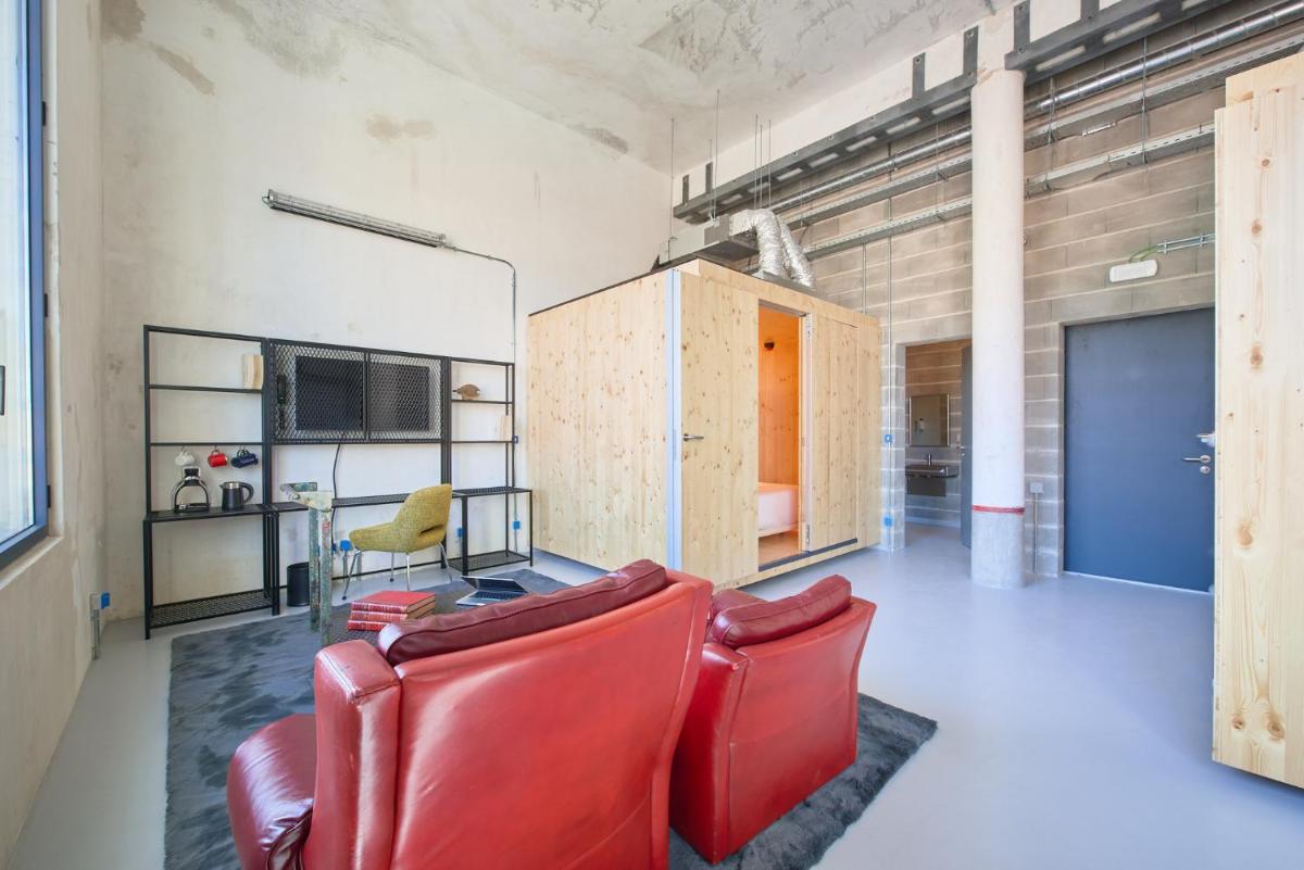 Uma televisão e/ou sistema de entretenimento em Moagem Industrial Lodge