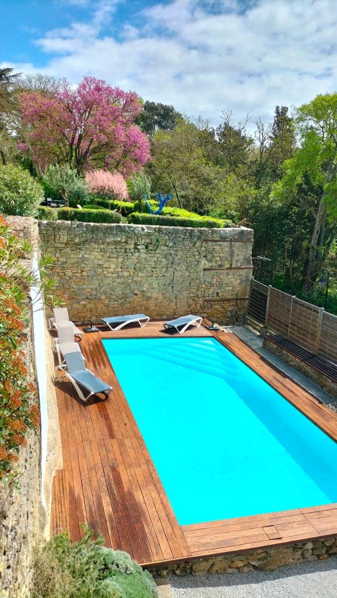Piscine de l'établissement Logis Hôtel Château De Palaja ou située à proximité