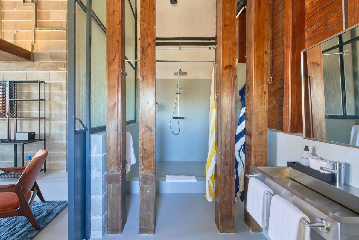 Uma casa de banho em Moagem Industrial Lodge