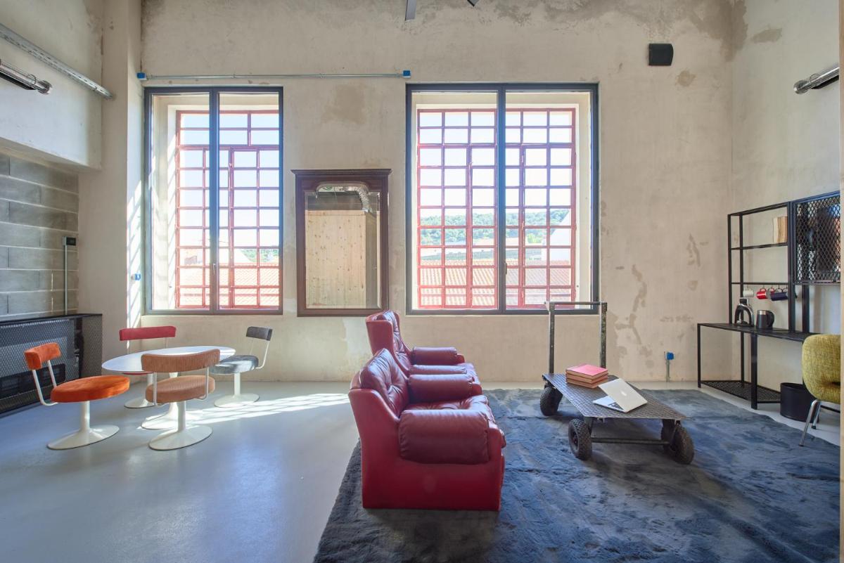 Uma área de estar em Moagem Industrial Lodge