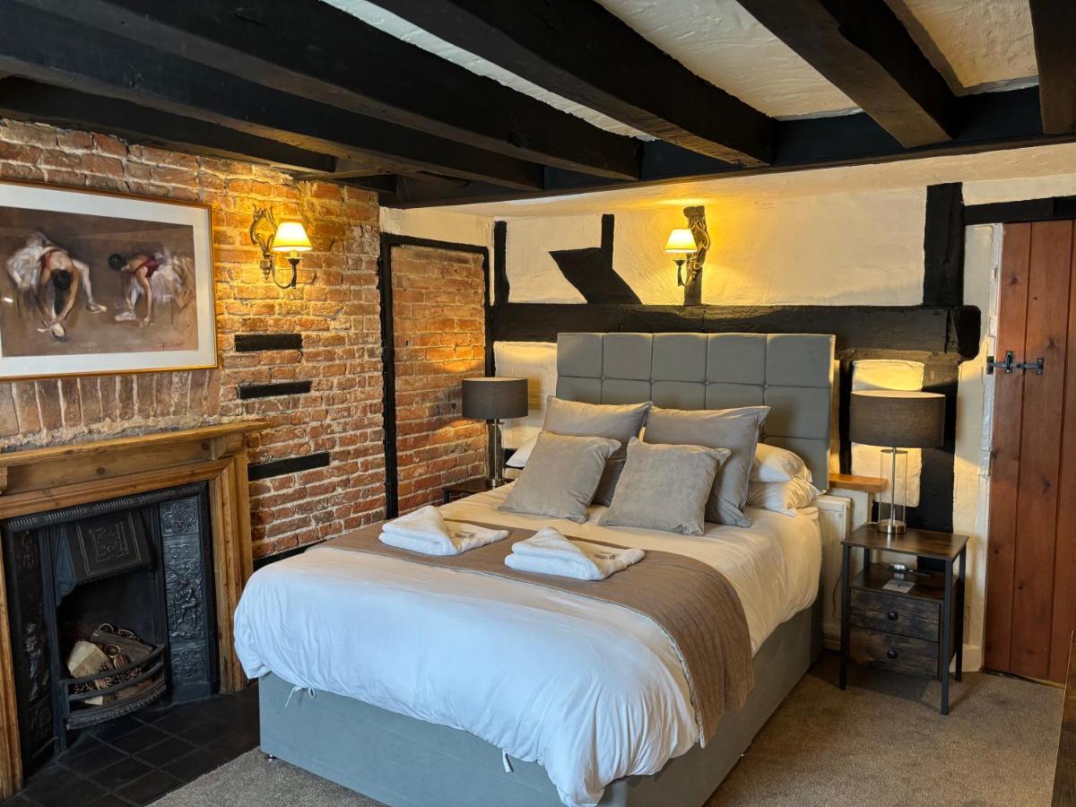 The Half Moon Inn - Housity