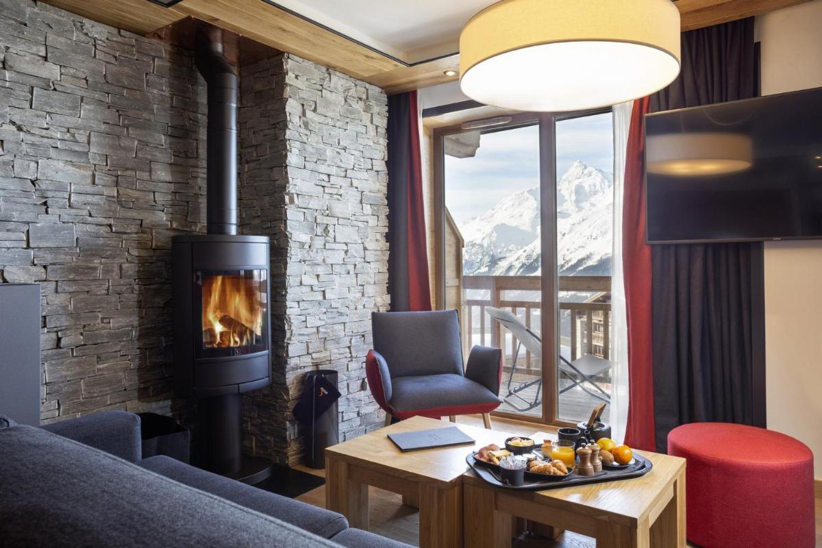 Coin salon dans l'établissement Hôtel Alparena & Spa - 4 étoiles