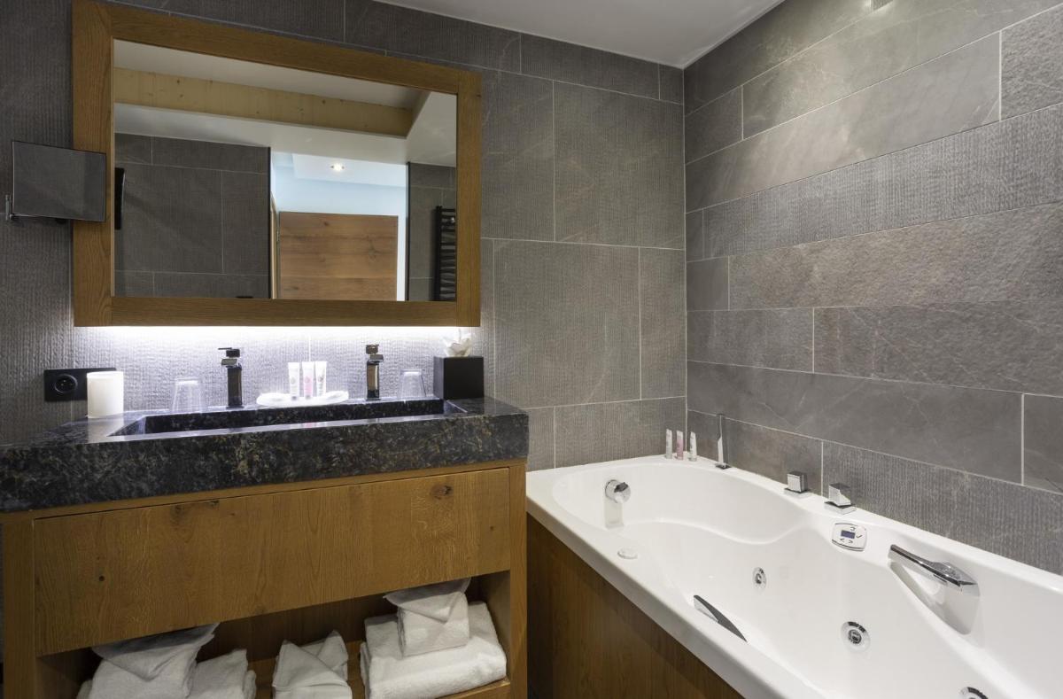 Salle de bains dans l'établissement Hôtel Alparena & Spa - 4 étoiles