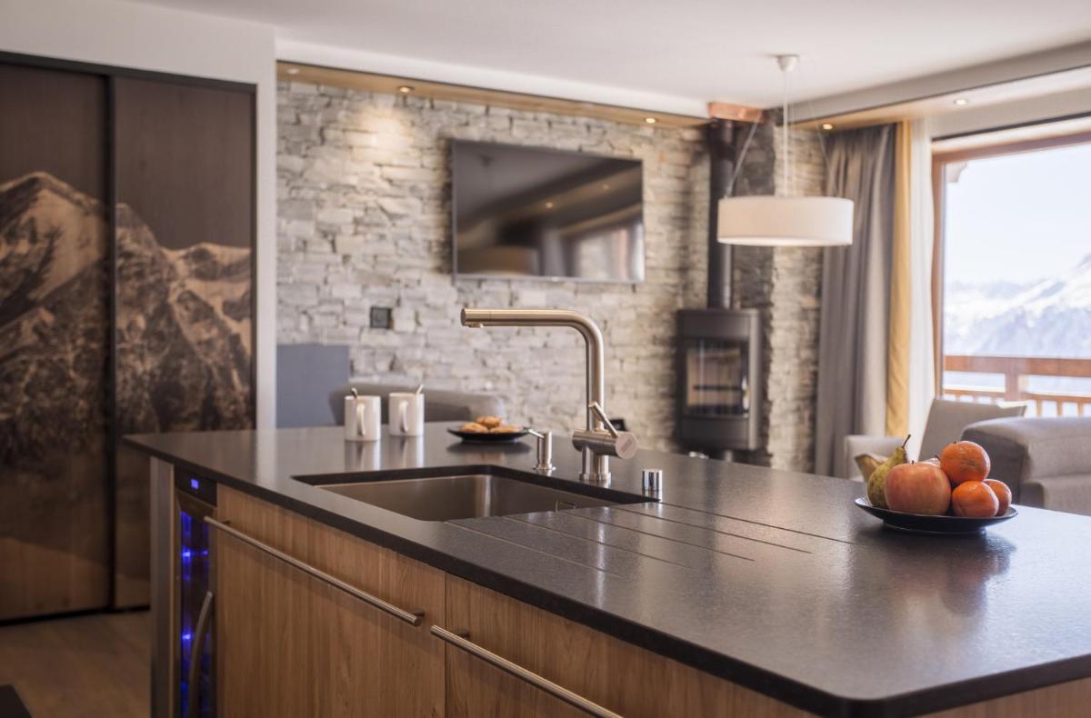 Cuisine ou kitchenette dans l'établissement Hôtel Alparena & Spa - 4 étoiles