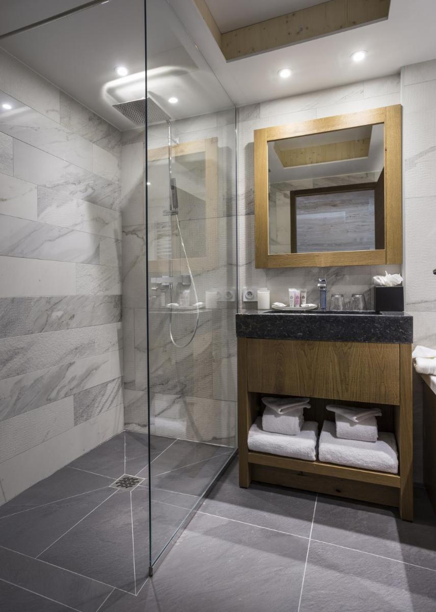 Salle de bains dans l'établissement Hôtel Alparena & Spa - 4 étoiles