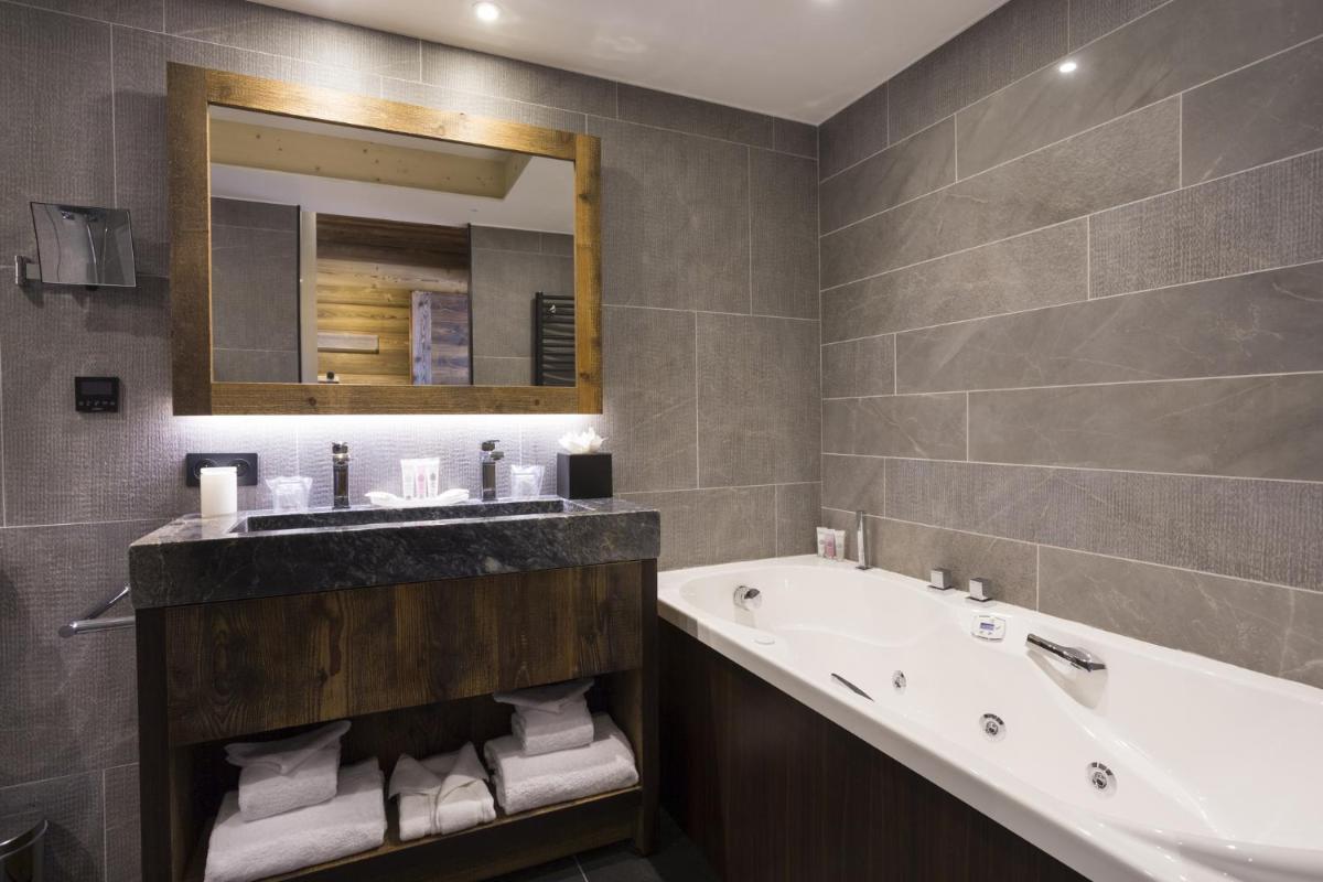 Salle de bains dans l'établissement Hôtel Alparena & Spa - 4 étoiles