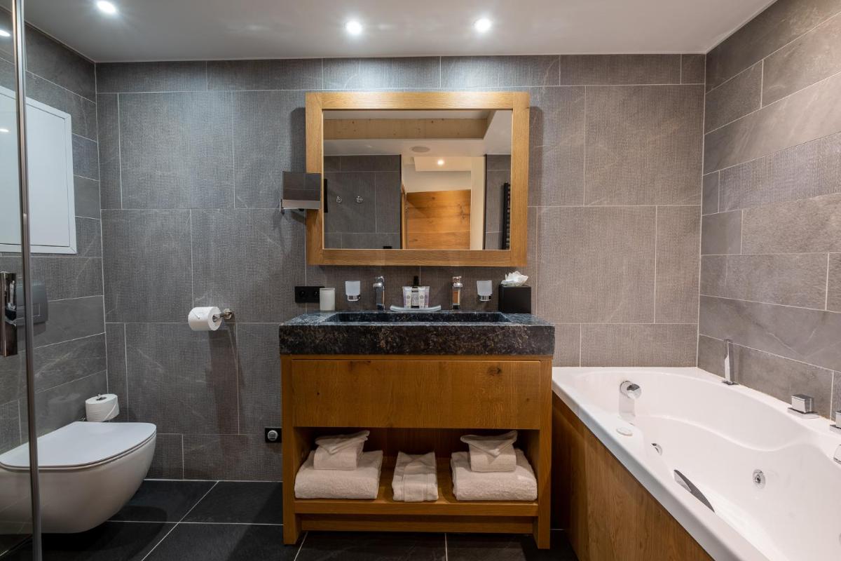 Salle de bains dans l'établissement Hôtel Alparena & Spa - 4 étoiles