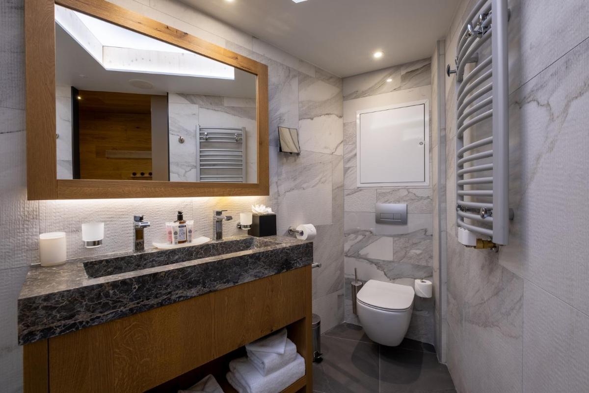 Salle de bains dans l'établissement Hôtel Alparena & Spa - 4 étoiles