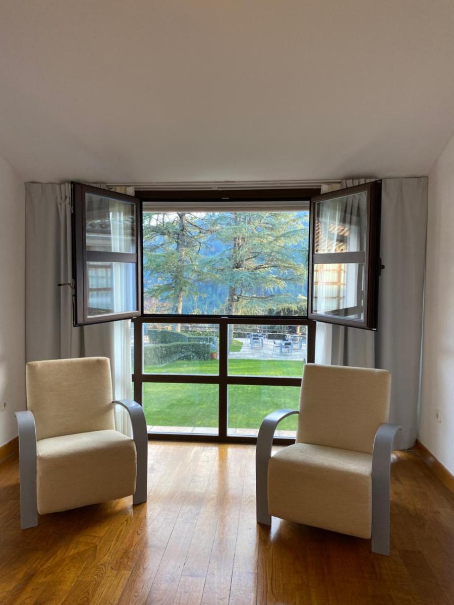 2 sillas en una habitación con ventana grande en Hotel Hurdes Reales, en Las Mestas