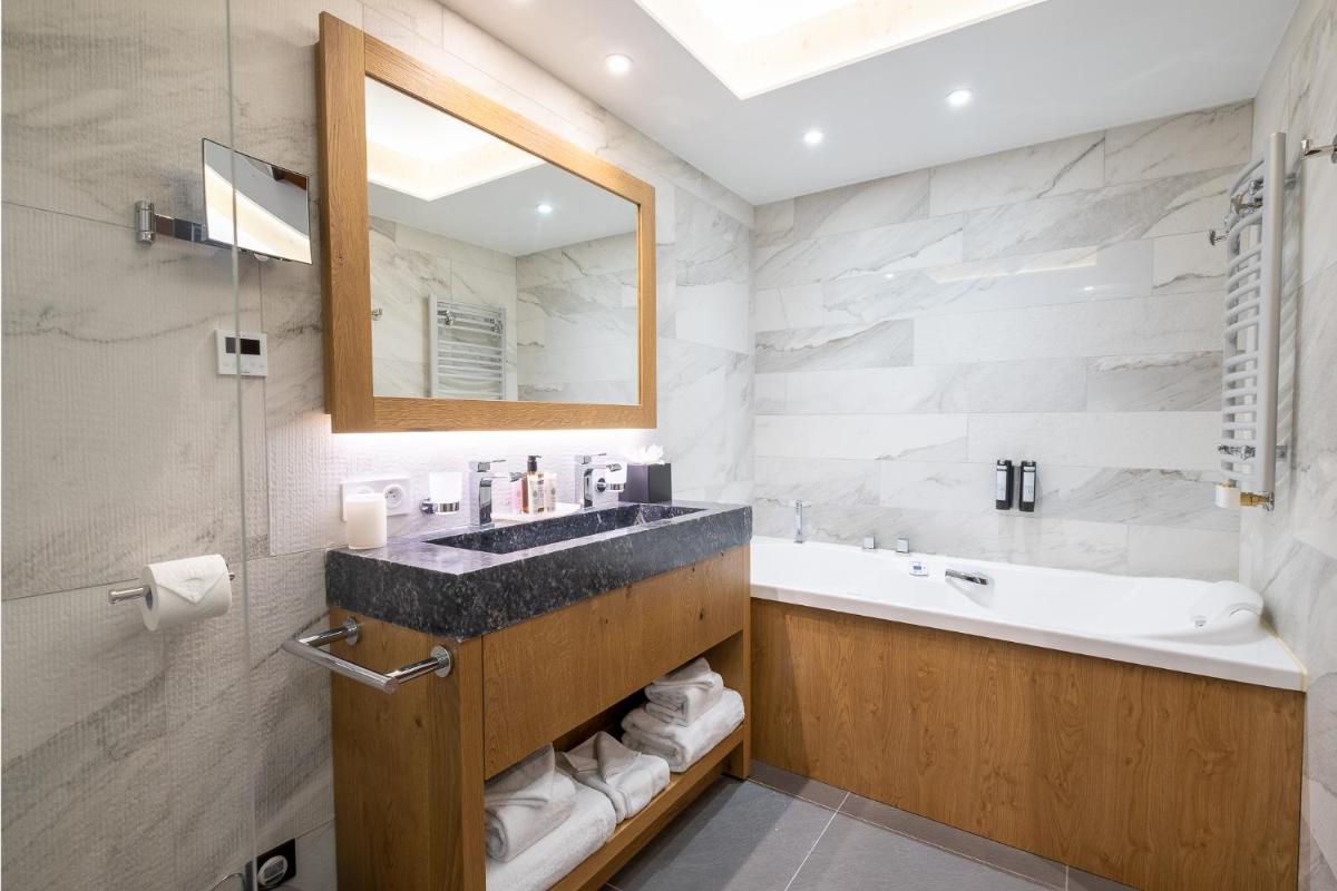Salle de bains dans l'établissement Hôtel Alparena & Spa - 4 étoiles